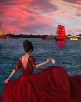 Девушка смотрит на алые паруса