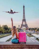 Девушка с розовым чемоданом в Париже