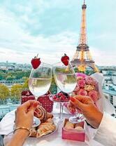 Без бренда «Свидание на фоне Эйфелевой башки» в Севастополе