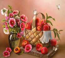 Букетик анютиных глазок и корзина персиков