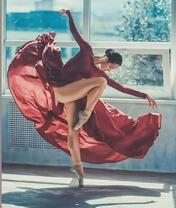 Тренировка балерины в зале